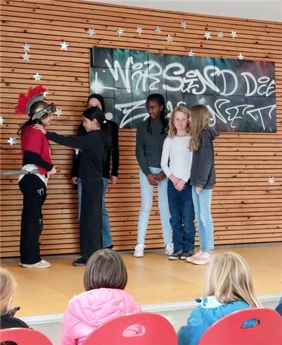 Die jungen Zuschauerinnen und Zuschauer folgten begeistert dem Spiel und belohnten die Darstellenden mit strahlenden Gesichtern.