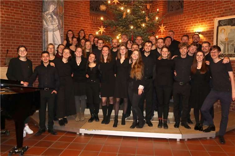 Die jungen erwachsenen Sänger*innen hatten eine intensive Probenwoche in der evangelischen Kirchengemeinde in Rheinbach verbracht (mit Übernachtung in Gastfamilien und Proben im Gemeindezentrum) und führten nun zum Abschluss die Tango-Messe „Misa a Buenos Aires“ von Martin Palmeri auf. Foto: privat