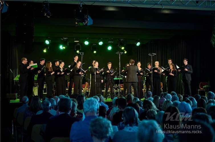 Die jungen, semi-professionellen Sängerinnen und Sänger des Chors Vox Aevi kommen aus ganz Deutschland.