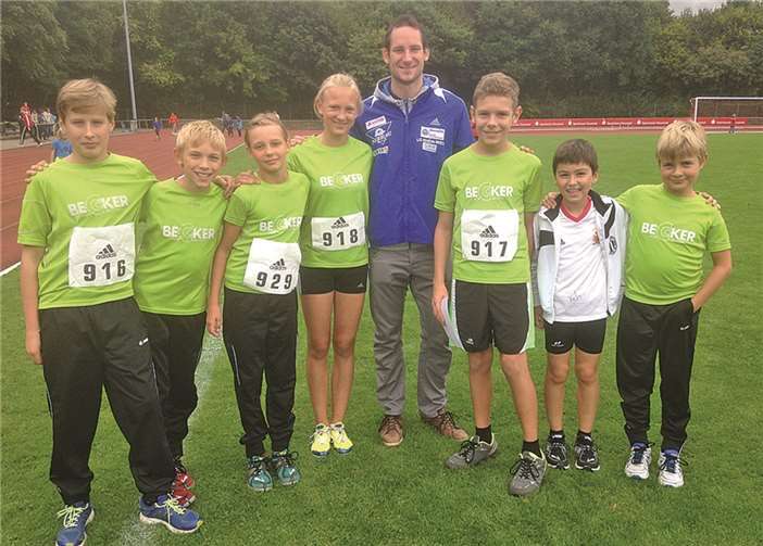 Die jungen, stolzen VfB-Sportler mit dem Zehnkampfass Kai Kazmirek. privat