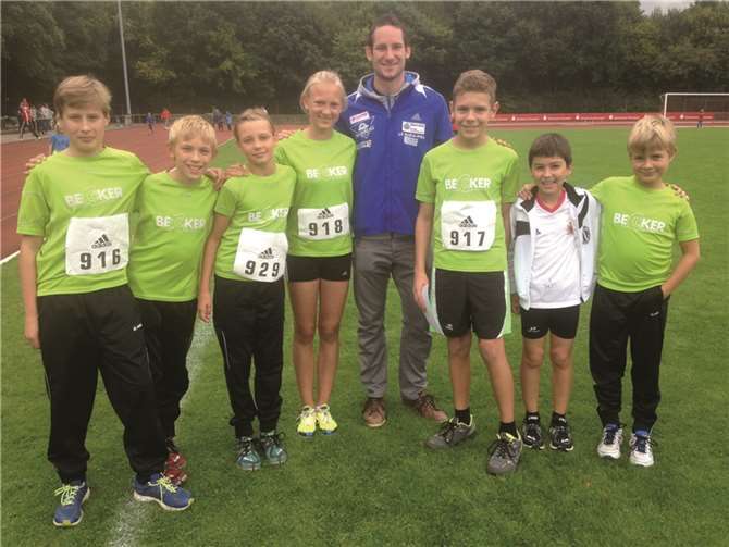 Die jungen, stolzen VfB-Sportler mit dem Zehnkampfass Kai Kazmirek. privat