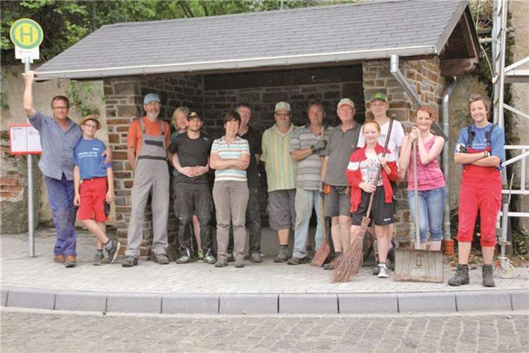 Die kältere Zeit kann kommen: Das renovierte Dach der Haltestelle macht das Warten auf den Bus in Möntenich jetzt viel angenehmer. privat