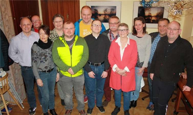 Die kandidieren für den Erpeler Gemeinderat (v. l.): Claus Schulte, Rolf Meurer, Johanna Lenz, Rosemarie Klein-Herrenkind, Philipp Krüger, Harald Mundus, Ralph Steger, Jürgen Krüger, Monika Schlüter, Ulrike Stümpfig, Karl-Dieter Wambach, Johannes Hogeback. Foto: WG Demokratie vor Ort Erpel