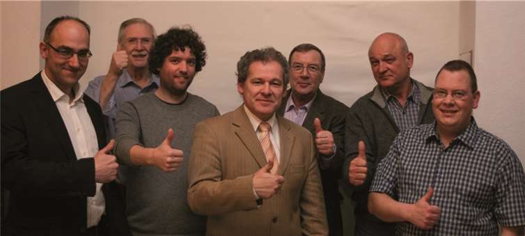 Die kandidieren für die FWG bei den Stadtratswahlen: Carsten Folkerts, Daniel Schmitz, Volker Thomalla, Daniel Bockshecker (vorne, v. l.) sowie Dr. Christoper Magawly, Günter Schopp und Thomas Mirbach (hinten, v. l.). privat