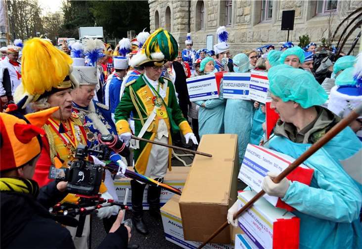 Die karnevalistischen Streitkräfte räumten die Mauer der Verteidiger einfach weg.