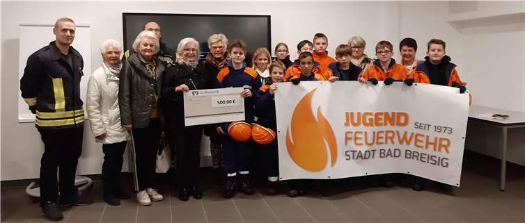 Die katholische Frauengemeinschaft Bad Breisig spendet der Jugendfeuerwehr der Stadt 500 Euro und dankt dem engagierten Team damit für ihren Einsatz. Foto: privat