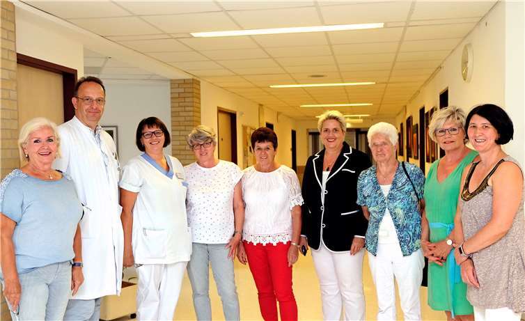 Die katholische Frauengemeinschaft St. Marien Bad Breisig übergab eine Spende über 1.000 Euro an Geschäftsführerin Cornelia Kaltenborn (4.v.r.), Dr. Thomas Dyong (2.v.l.) und Stationsschwester Lilia Schajachmetow (3.v.l.).Foto: privat