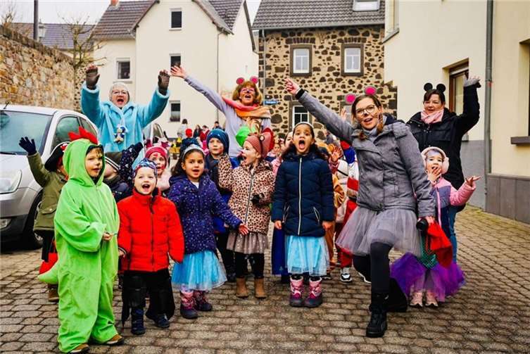 Die katholische Kindertagesstätte St. Arnulfus Nickenich (in Trägerschaft der KitagGmbH Koblenz) machte sich an Schwerdonnerstag bereit und zog zum ersten Mal mit allen Kindern und Erziehern durch die Straßen von Nickenich. Foto: privat