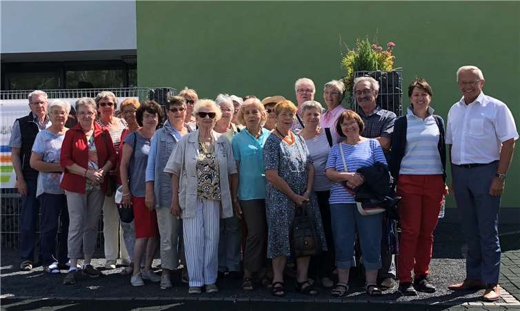 Die katholischen Frauen des Dekanates Neuwied unter der Leitung von Ruth Solbach (2.v.r.) reisten zur Abfallentsorgungsanlage Linkenbach. Landrat Achim Hallerbach (r.), Referatsleiter Stefan Kraus und Abfallberaterin Margit Grzanna standen für die Fragen der Besuchergruppe zur Verfügung.  privat