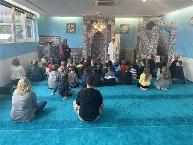 Die katholischen und evangelischen Schüler der vierten Klassen sowie ihre Lehrer bedanken sich für den lehrreichen Vormittag.  Foto: privat