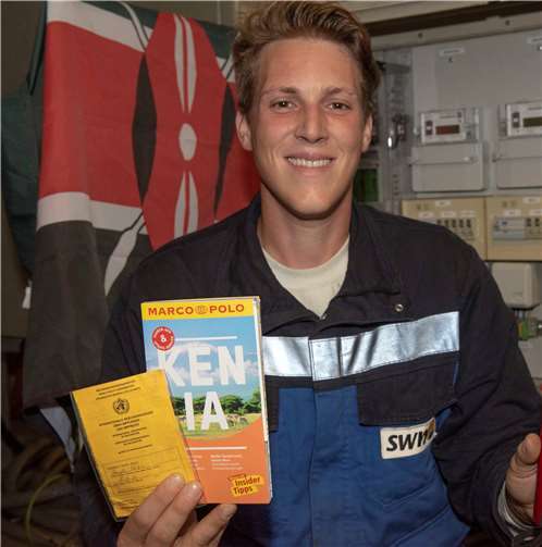 Die kenianische Fahne und den Reiseführer hat Mirko Haupt von der IHK bekommen. Für Impfungen und die ärztlichen Untersuchungen kamen die SWN auf, die ihm auch sein Ausbildungsgehalt während des Praktikums in Afrika weiterzahlen und gespannt auf seine Erfahrungen sind.Privat