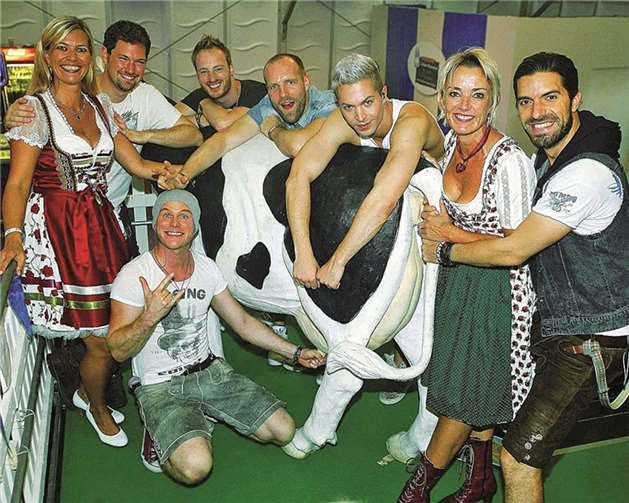 Die kernigen Burschen von VoxxClub sind immer für einen Spaß zu haben, hier mit Nicole und Sonja vom KÖLNER HÜTTENGAUDI-Team. privat