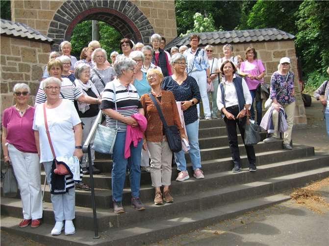 Die kfd-Frauen auf dem Weg zum Friedensgebet in Maria Laach. Foto: privat