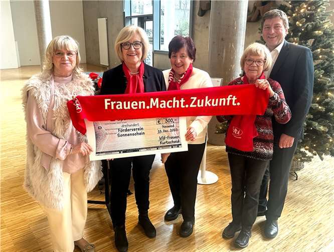 Die kfd-Frauen aus Kurtscheid, Angelika Wittlich, Lisa Schönenbach und Gudrun Lacher (2., 3. und 4. v. links), überreichen den Vorstandsmitgliedern von Sonnenschein Dr. Marc Bohr (rechts außen) und Ulrike Börder-Sauerbrei (links außen) einen Spendenscheck.  Foto: Daniel Grube