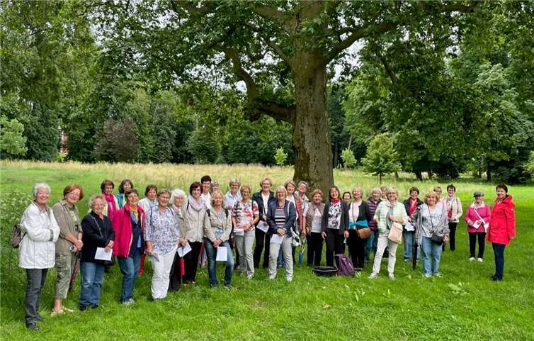 Die kfd Frauen bei der meditativen Abendwanderung im Schlosspark in Neuwied.Foto: Ruth Solbach