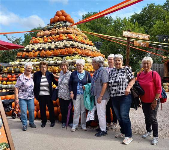 Kürbisvielfalt und Streichelzoo Die kfd-Frauen bestaunten die vielfältigen Kürbissorten in leuchtenden Farben. Foto: privat