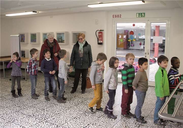 Die kfd-Frauen besuchten die Kinder der OGS, die den Erlös des Martinsmarktes erhalten.privat