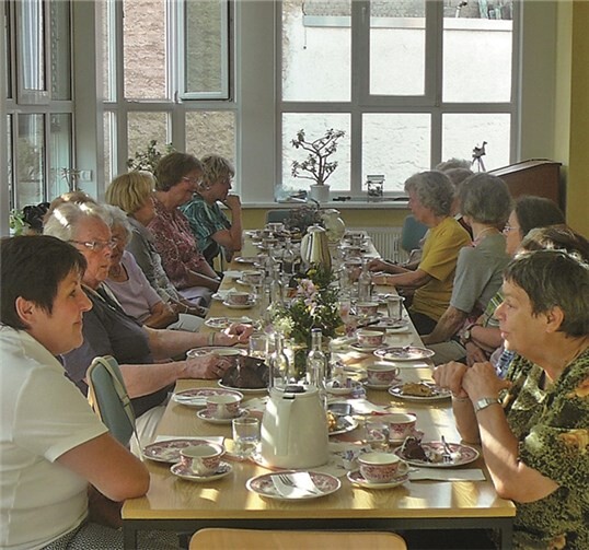 Die kfd - Frauen erklärten sich spontan bereit,  für eine Gruppe aus Boppard  Kaffee und selbstgebackenen Kuchen zu bieten.privat
