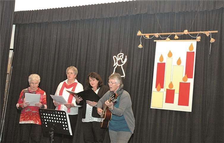 Die kfd-Frauen hatten ein Programm mit viel Musik und Gesang vorbereitet.