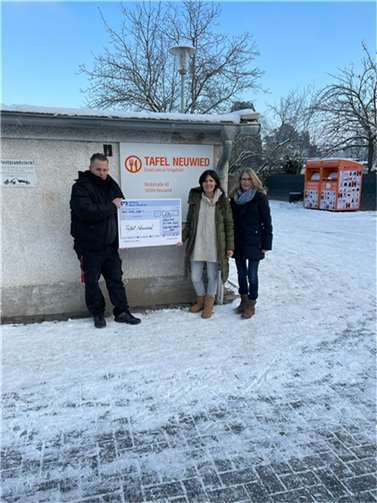 Die kfd-Frauen übergaben ihre Spende an die Tafel Neuwied.  Foto: privat