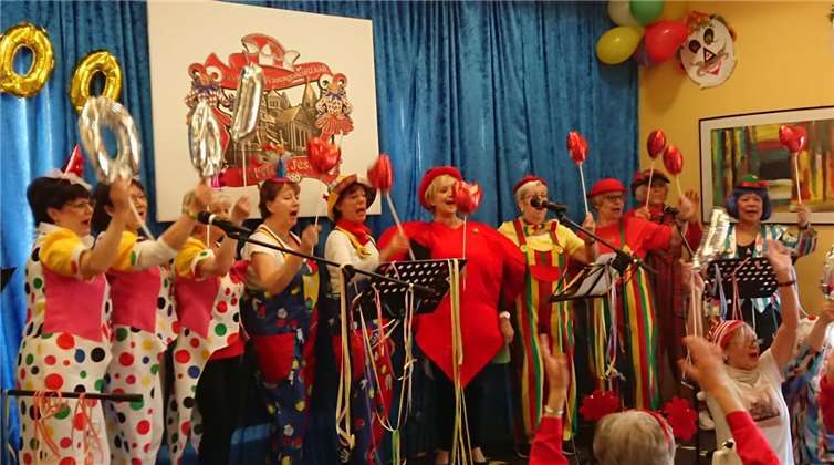 Die kfd-Frauen zogen als singende Clowns in den vollbesetzten Pfarrsaal ein.Quelle: kfd Herz Jesu