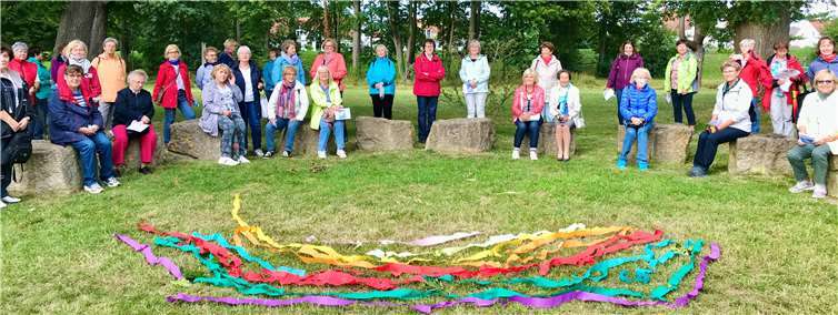 Die kfd Irlich und Feldkirchen veranstaltete eine meditative Abendwanderung. Foto: Privat