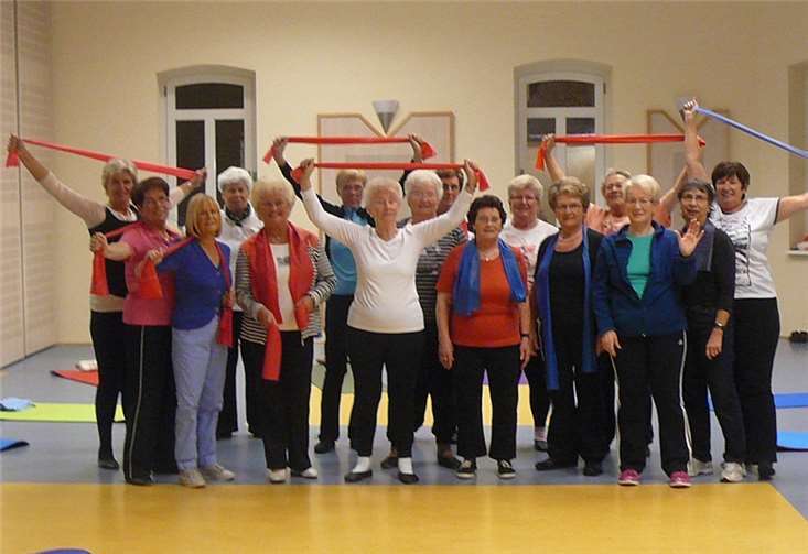 Die kfd - Montagsgymnastikgruppe während des Trainings.privat