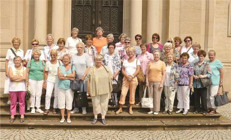 Die kfd-Reisegruppe vor dem Portal der Russisch-Orthodoxen Kirche in Wiesbaden. privat