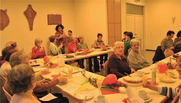 Die kfd Rosenkranz gestaltete die Kaffeerunde passend zum Thema Valentinstag. privat