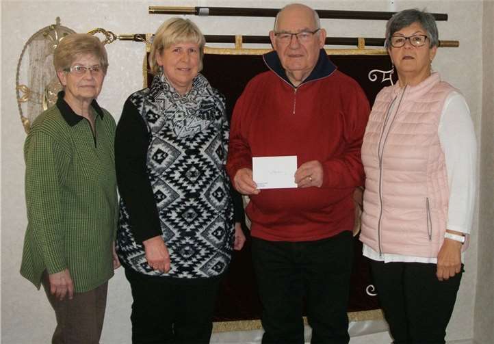 Die kfd St. Cyriakus bei der Scheckübergabe an die „Tafel“.privat