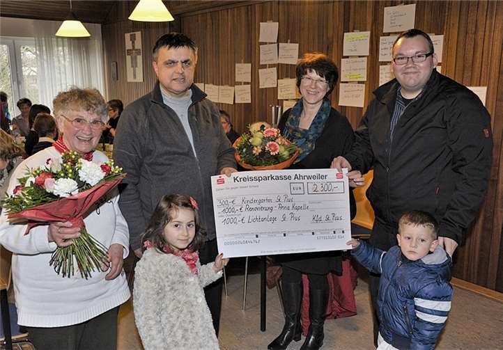 Die kfd-Vorsitzende Anne Ahrend (3.v.r.) freut sich, die Spende an Pastor Peter Dörrenbächer (2.v.l.) übergeben zu können. privat