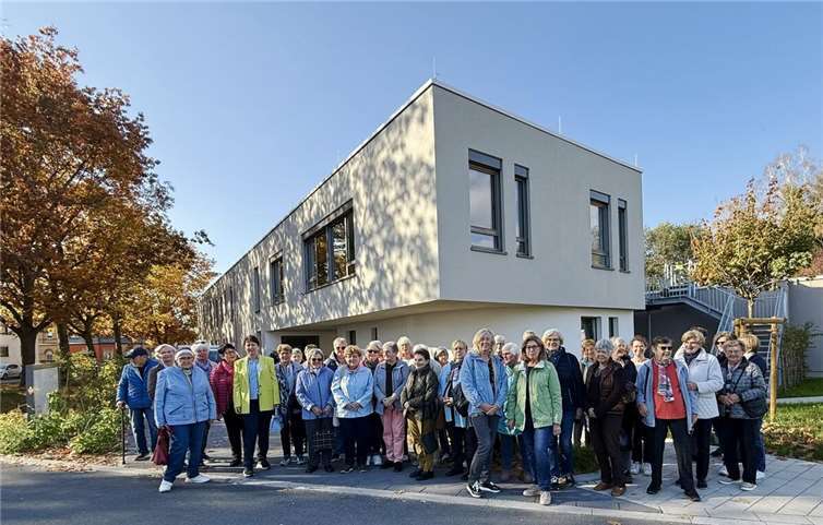 Die kfd Vorsitzende, Ruth Solbach, überreichte eine schöne Spendensumme der Frauen für diese gute Einrichtung.  Foto: Ruth Solbach