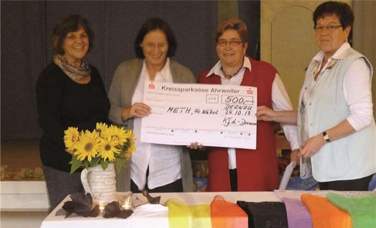 Die kfd spendet je 500 Euro an Meth und den Bunten Kreis.privat