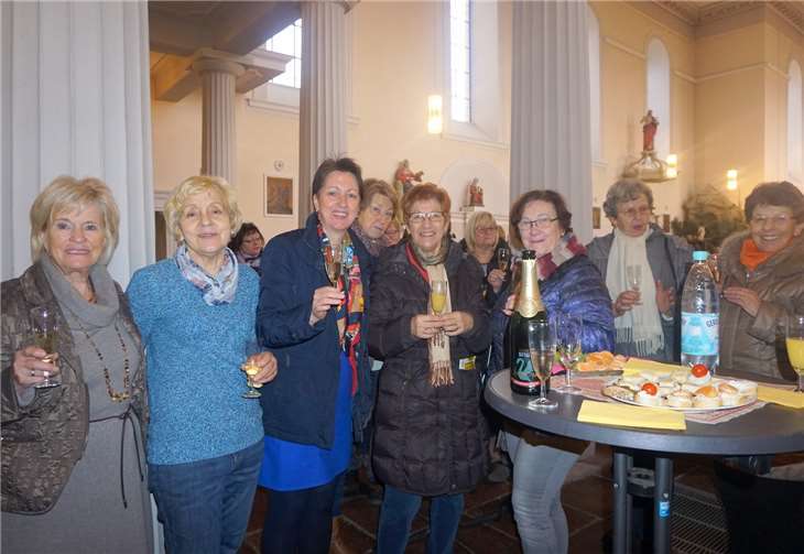 Die kfd stieß mit Sekt auf ein gutes neues Jahr an.privat