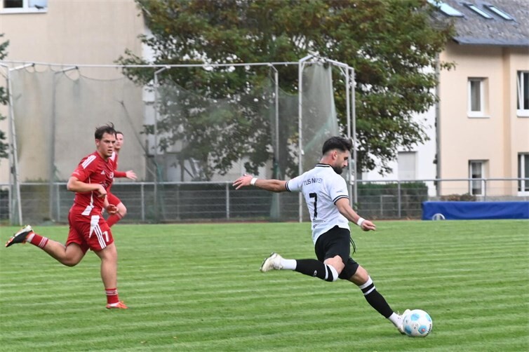 Die klare Niederlage des TuS Mayen bei der SG Malberg konnte auch Leon Kryeziu (am Ball) nicht verhindern. Foto: SK
