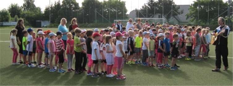 Die klassenweise angetretenen Schüler mit ihrem Sportlehrer, Herrn Kohlhage, beim Singen des Sportfest-Eröffnungsliedes. privat