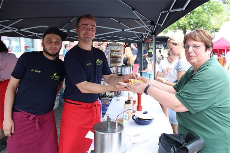 Die klassische Currywurst-Pommes stand bei den vielen Gästen hoch im Kurs.  Fotos: DU