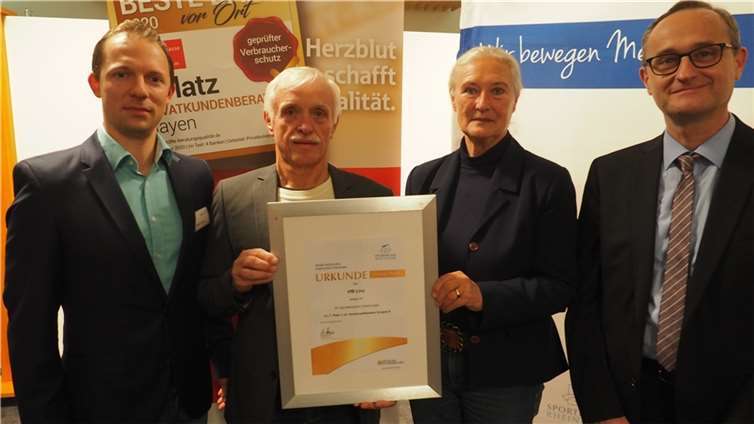 Die kleine Delegation des VfB Linz konnte die Urkunde entgegennehmen. Foto: privat