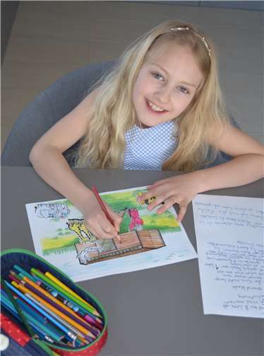 Die kleine Emilia malte und schrieb Briefe für die Bewohner einer Pflegeeinrichtung.Foto: jw.org