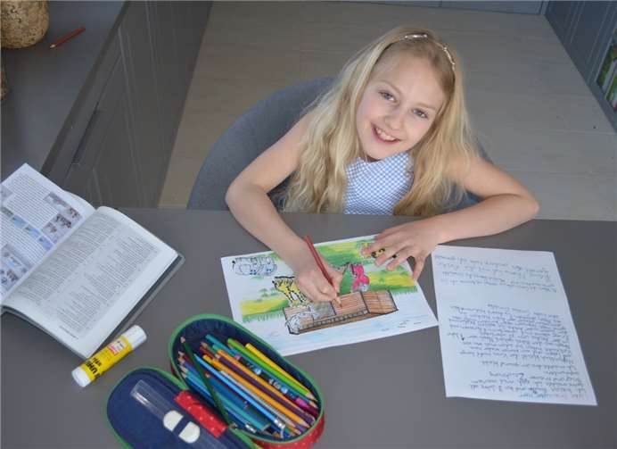 Die kleine Emilia malte und schrieb Briefe für die Bewohner einer Pflegeeinrichtung. Foto: jw.org