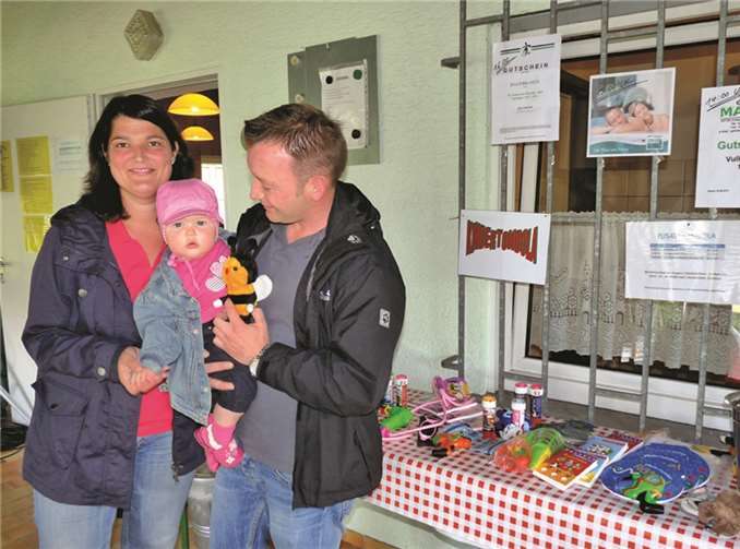 Die kleine Isabel freute sich über ihren Hauptgewinn, eine Biene Maja.