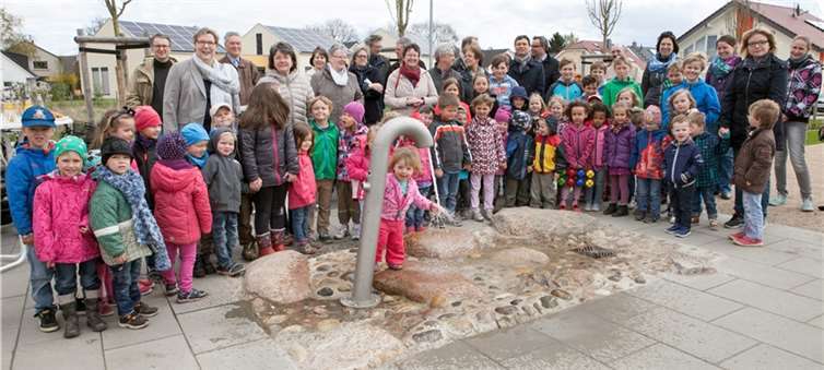 Die kleine Marie zeigte, wie es funktioniert: mit einem Druck auf den Taster fängt das das Wasser an zulaufen.-JOST-