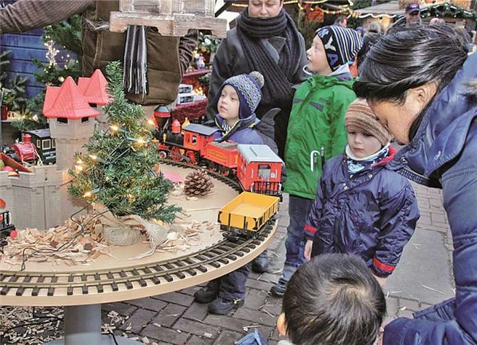 Die kleine Modelleisenbahn begeisterte auch die kleinen Besucher des Zintemaats.