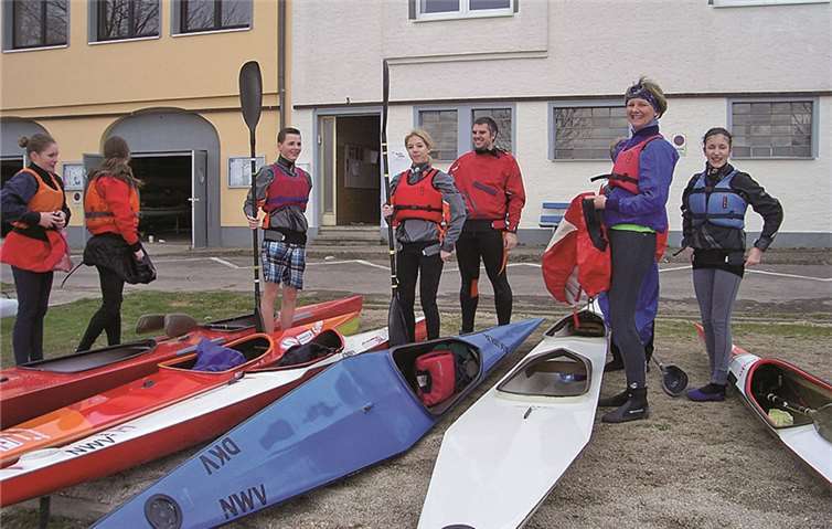 Die „kleine“ Rennmannschaft bei den Startvorbereitungen.  Privat