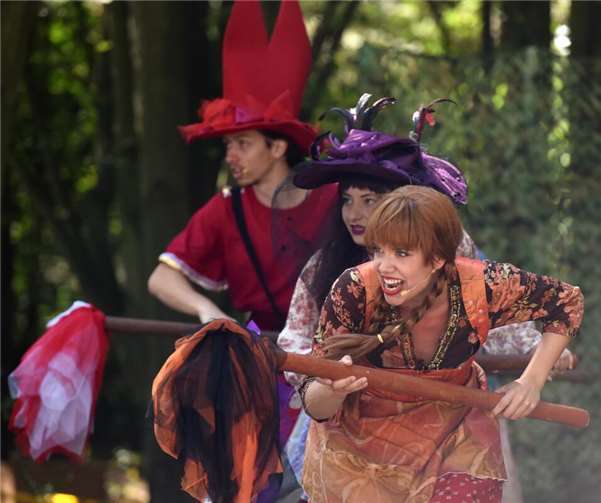 „Die kleine Stadthexe“: Junghexe Amalia kämpft mit Zauberkräften für Rheinbachs Bürger.  Foto: privat