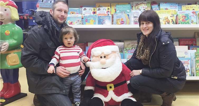 Die kleine Susanne freute sich über ihren XXL Weihnachtsmann, den sie bei Waldecker gewonnen hatte.