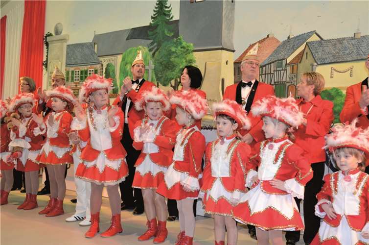 Die kleine Tanzgarde „Mieler Pänz“ (hier mit dem Vorstand auf der Bühne) begeisterte das Publikum. RFW