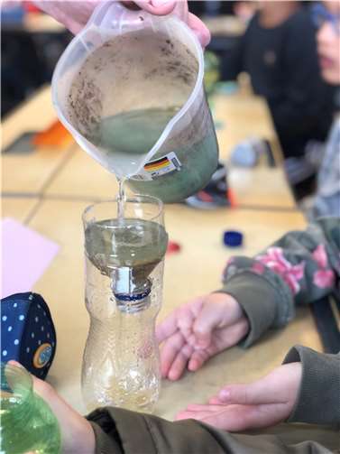 Die kleine Wasserfilteranlage.