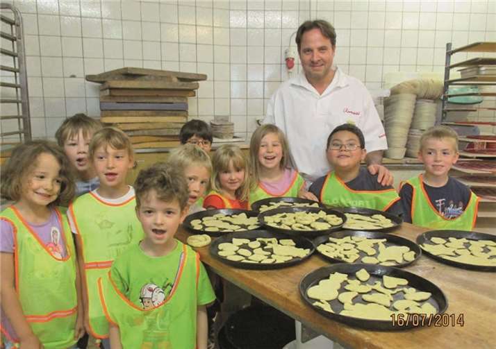 Die „kleinen Bäckergesellen“ hatten viel Spaß daran, ihre eigenen Plätzchen auszustechen. privat