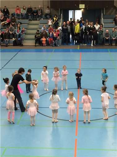 Die kleinen Balletttänzer begeisterten das Publikum mit ihrem Können. privat